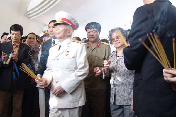 Gen. Vo Nguyen Giap, lays incense at a shrine at the cemetery in Dien Bien Phu