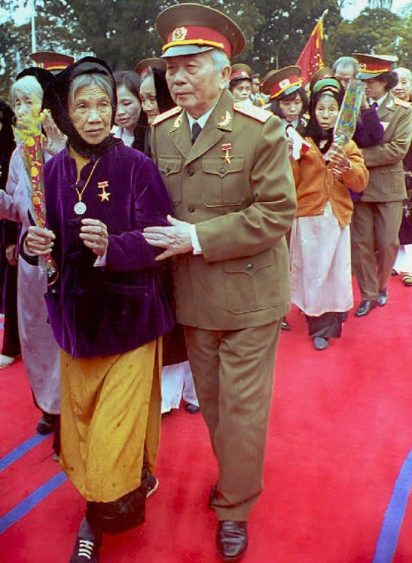 Gen. Vo Nguyen Giap with "Heroes mothers"